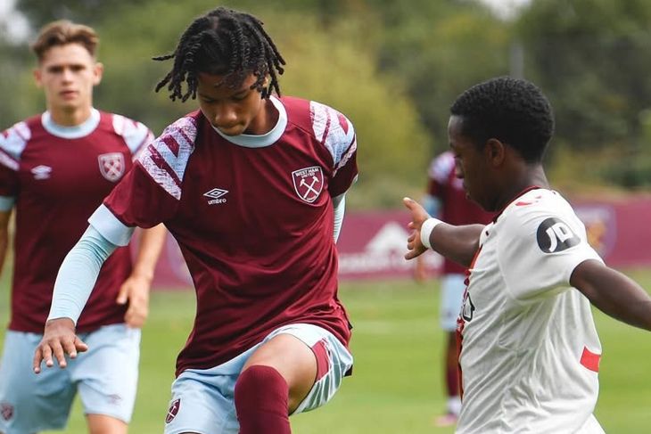 Дивайн Мукаса (слева)