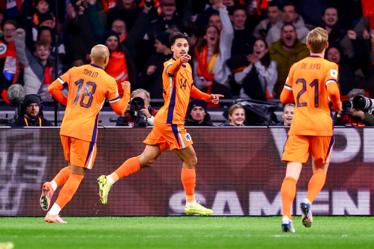 Футболисты сборной Голландии празднуют гол
