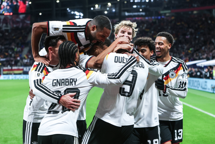 Игроки сборной Германии празднуют последний гол в матче