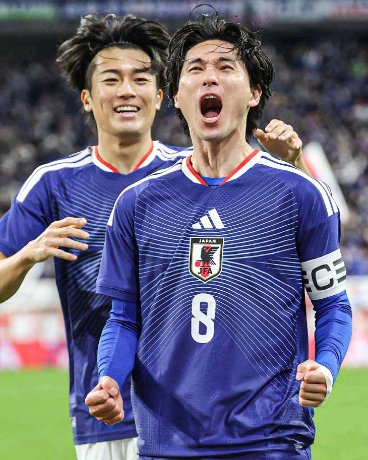 Футболисты сборной Японии празднуют гол
