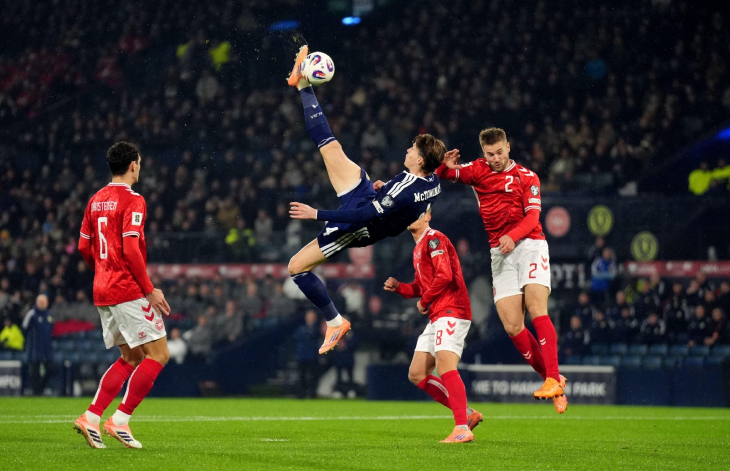 Голевой удар Скотта Мактоминея