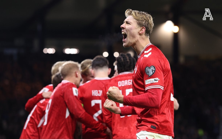 Сборная Дании празднует гол