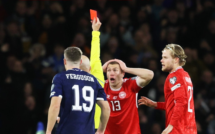 Красная карточка Расмусу Кристенсену