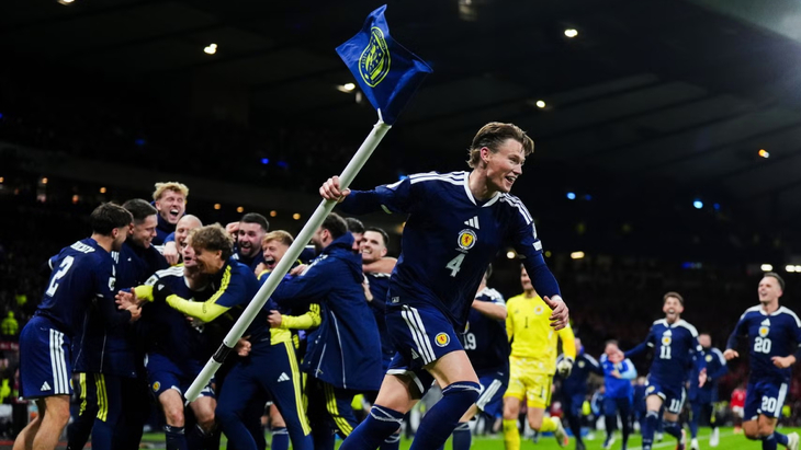 Скотт Мактоминей празднует гол