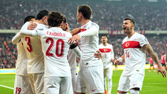 Игроки сборной Турции празднуют гол