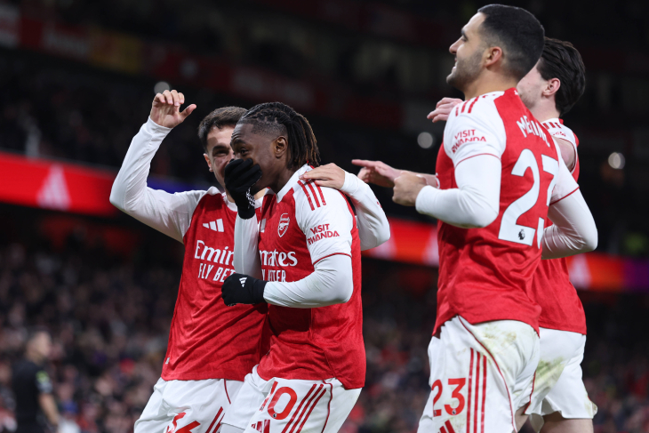 Эзе празднует гол