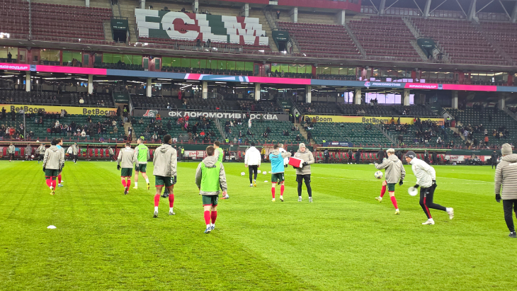 Игроки «Локо» на разминке