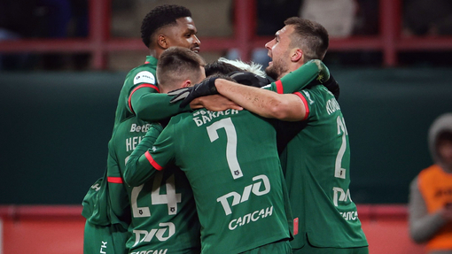 Игроки «Локо» празднуют гол 