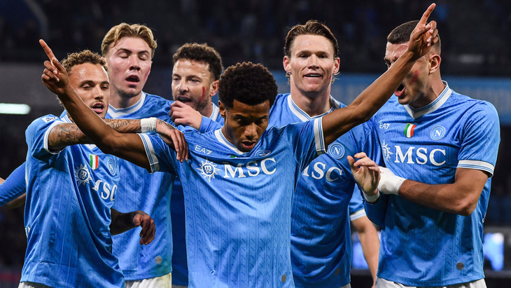 Игроки «Наполи» празднуют гол