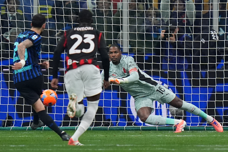 Меньян тащит пенальти Чалханоглу