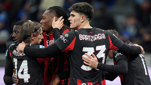 Игроки «Милана» празднуют гол 