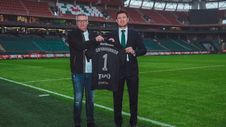 Сергей Овчинников (слева)