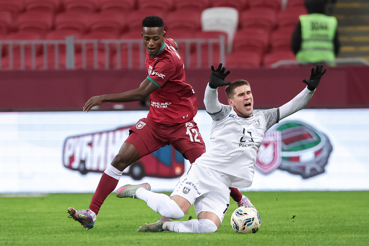 Владислав Саусь (в белом) атакует