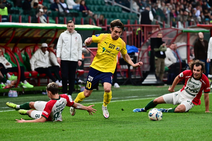 Кирилл Щетинин показывает Галактионову, Карпукасу и Батракову в каком он порядке