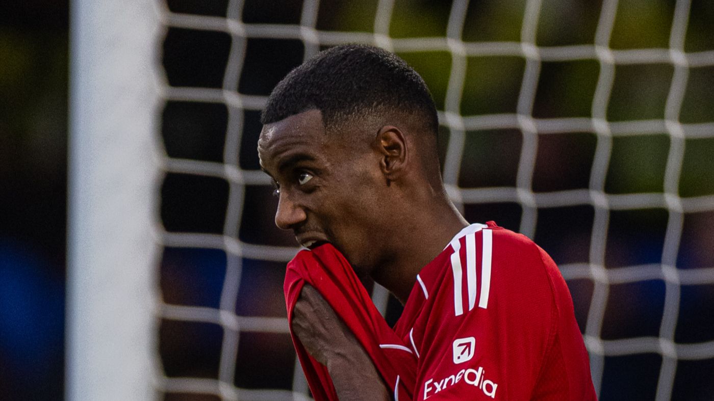 Александер Исак