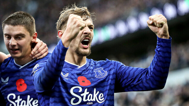 Кирнан Дьюсбери-Холл