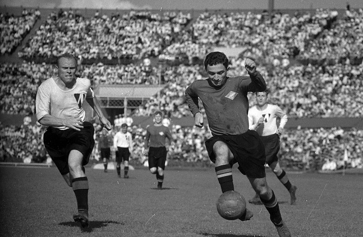 Никита Симонян (с мячом)