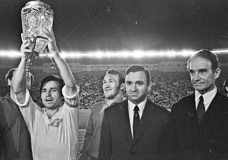 Никита Симонян (посредине)