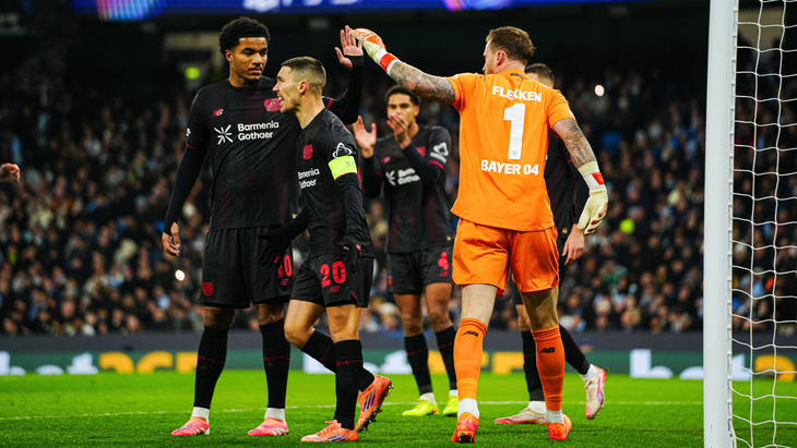 «Байер» празднует гол Гримальдо