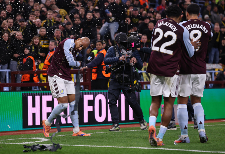 В Малена прилетает стакан с трибуны