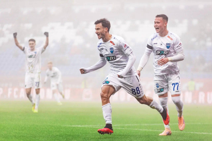 Даниил Лесовой празднует гол