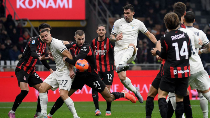 Мяч попадает в руку Павловичу