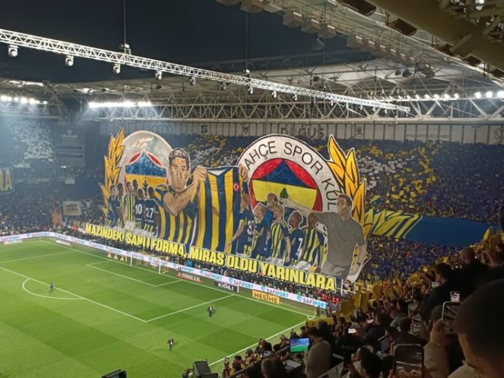 Трибуны стадиона перед началом матча 