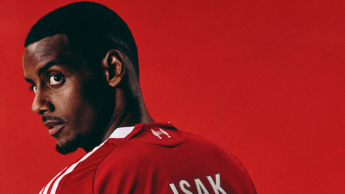 Александер Исак