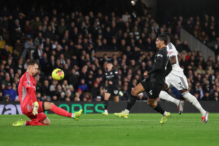 Тиджани Рейндерс забивает гол