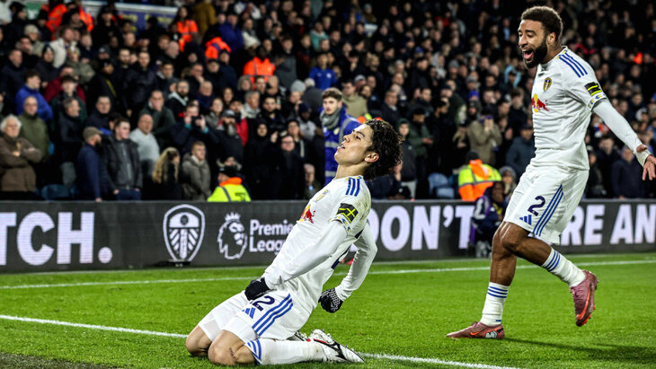 Ао Танака празднует гол