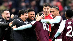 Игроки «Астон Виллы» празднуют гол