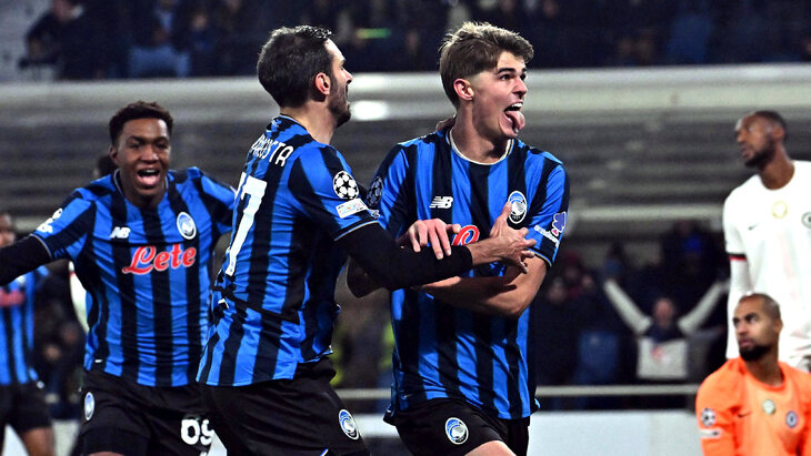 Игроки «Аталанты» празднуют гол