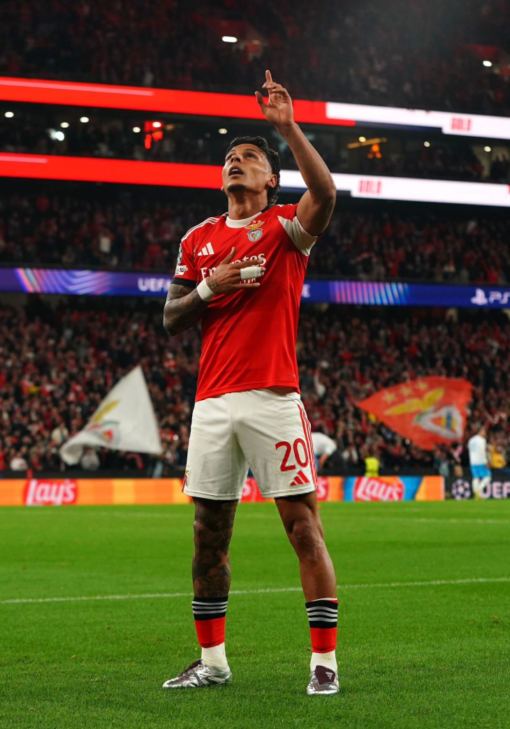 Ричард Риос празднует гол 