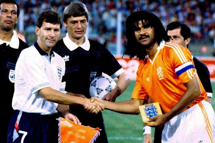 Брайан Робсон (Англия) и Рууд Гуллит (Нидерланды) на ЧМ-1990 в Италии