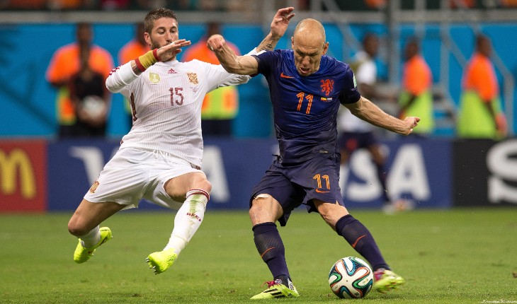 Серхио Рамос и Арьен Роббен в матче Испания — Нидерланды на ЧМ-2014