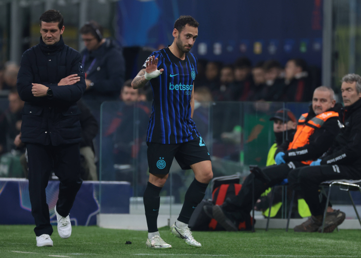 Чалханоглу уходит с поля