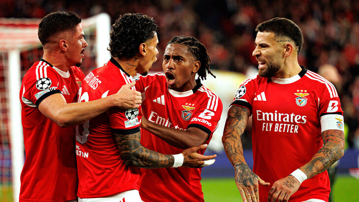 Игроки «Бенфики» празднуют гол