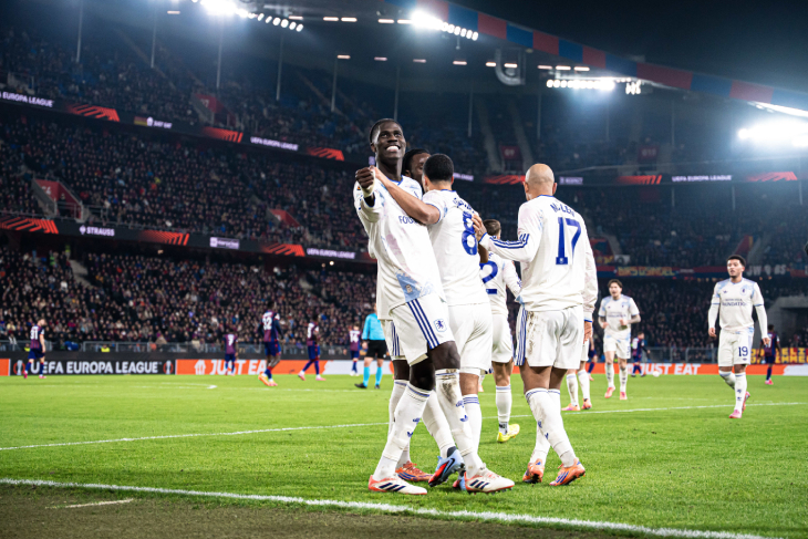 Игроки «Астон Виллы» празднуют гол