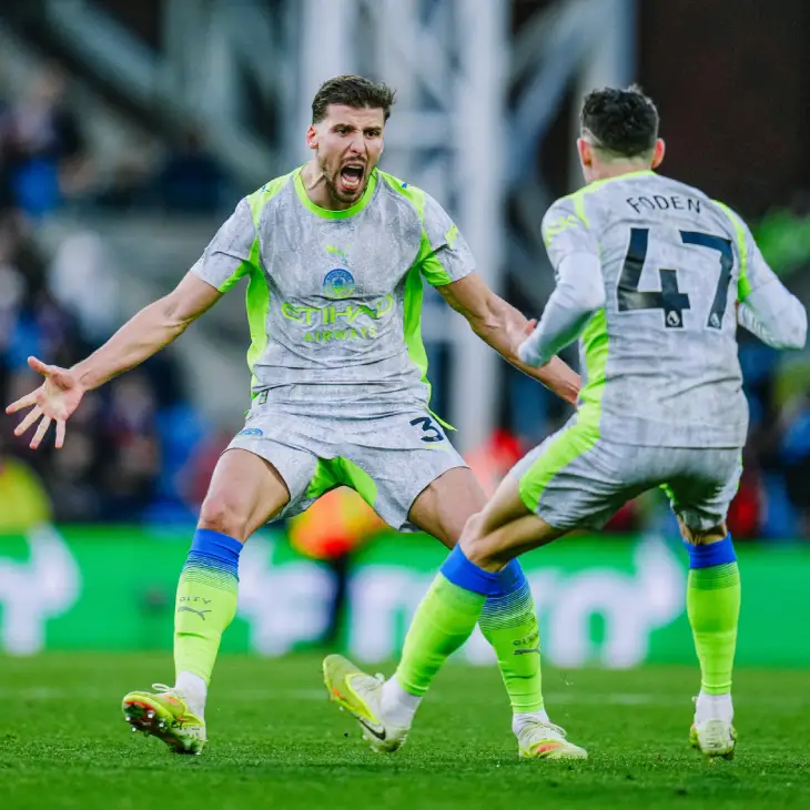 Фил Фоден празднует гол