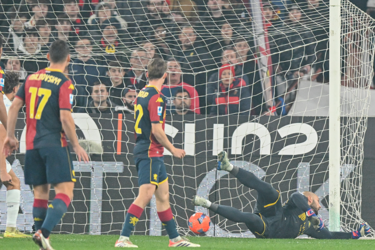 Мяч влетает в ворота «Дженоа» после удара Биссекка