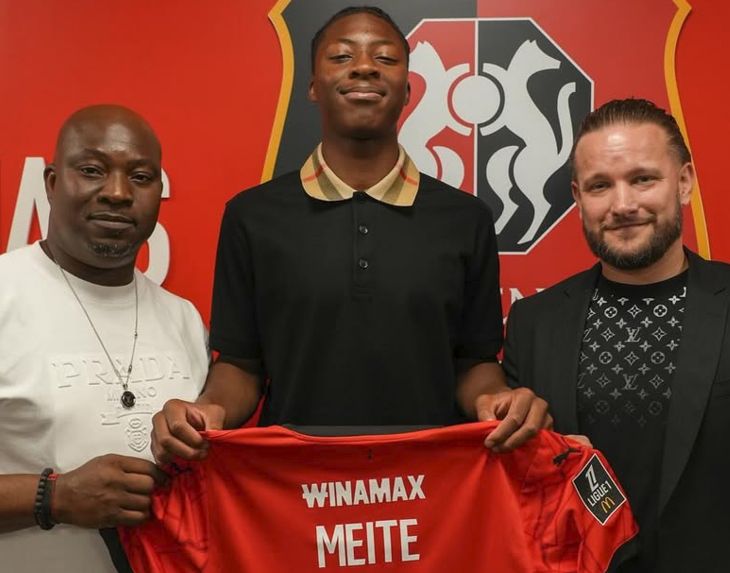 Моамед Кадер Мейте (в центре)