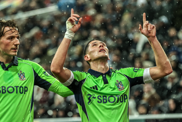 Саша Лукич празднует забитый гол «Фулхэма»