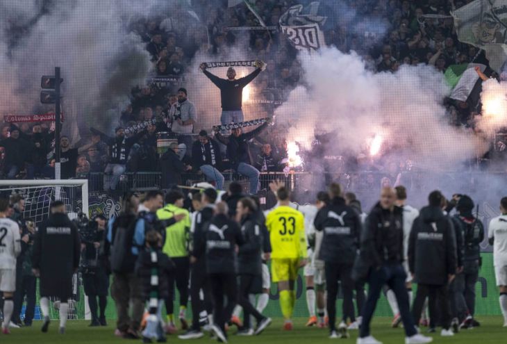 Болельщики «Боруссии» Мёнхенгладбах празднуют победу над «Кёльном»