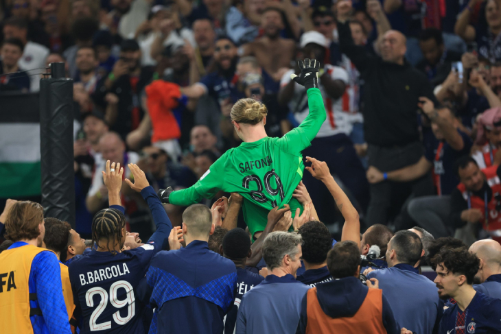 Игроки «ПСЖ» качают Сафонова на руках после матча