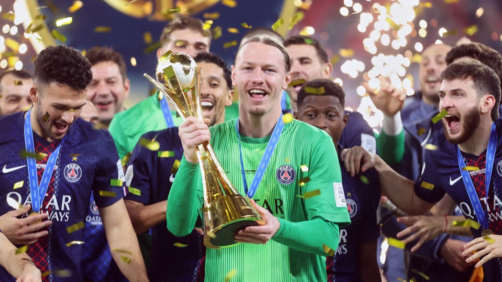 Матвей Сафонов с трофеем после матча