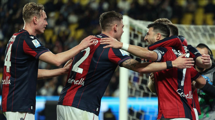 Игроки «Болоньи» празднуют гол