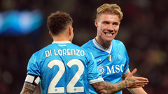 Джованни Ди Лоренцо и Расмус Хёйлунн праздуют гол