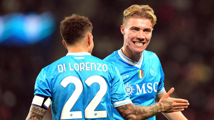 Джованни Ди Лоренцо и Расмус Хёйлунн праздуют гол