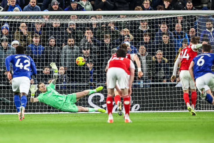 Голевой удар Виктора Дьёкереша