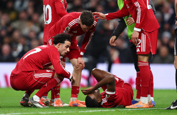 Исак на газоне после забитого мяча